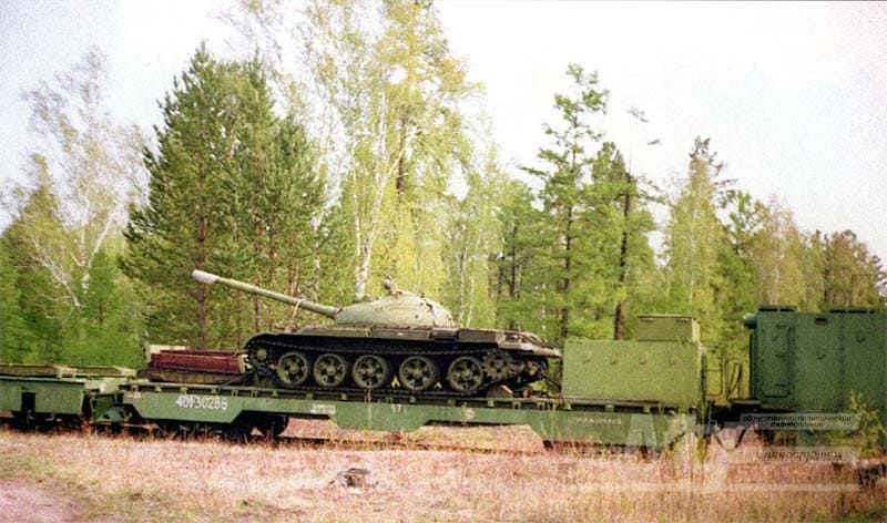 Платформа бронелетучки с танком Т-62